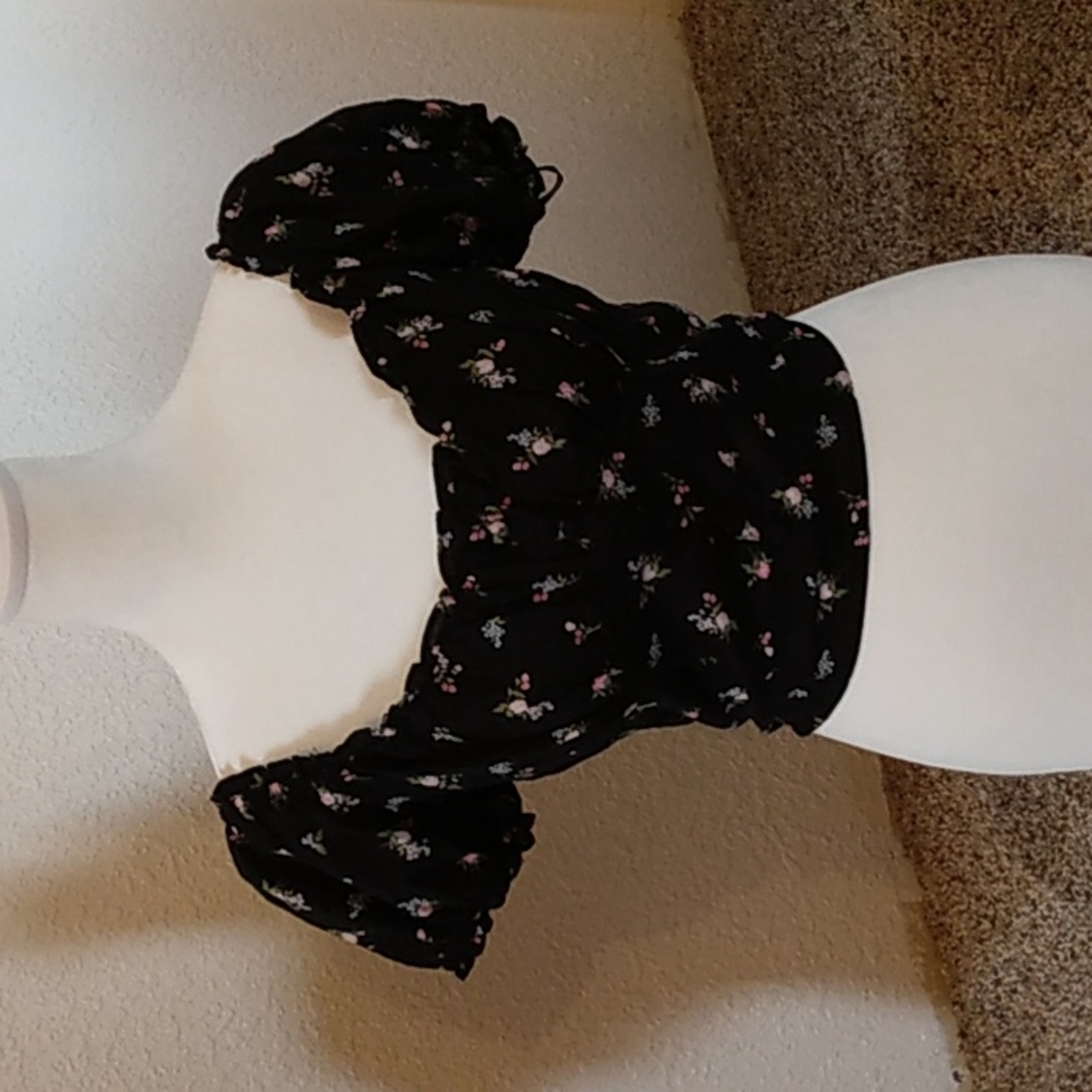 Forever 21 black floral puff sleeve crop top size medium